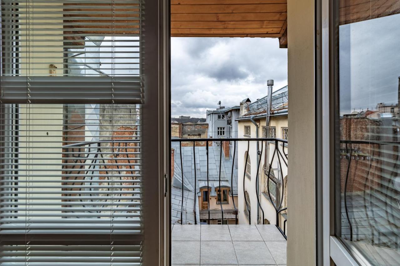 Grand Apartments On Rynok Square Lviv Bagian luar foto